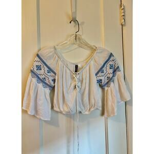 Divided (H&M) off white and blue crop top w/ embroidery. Size 6